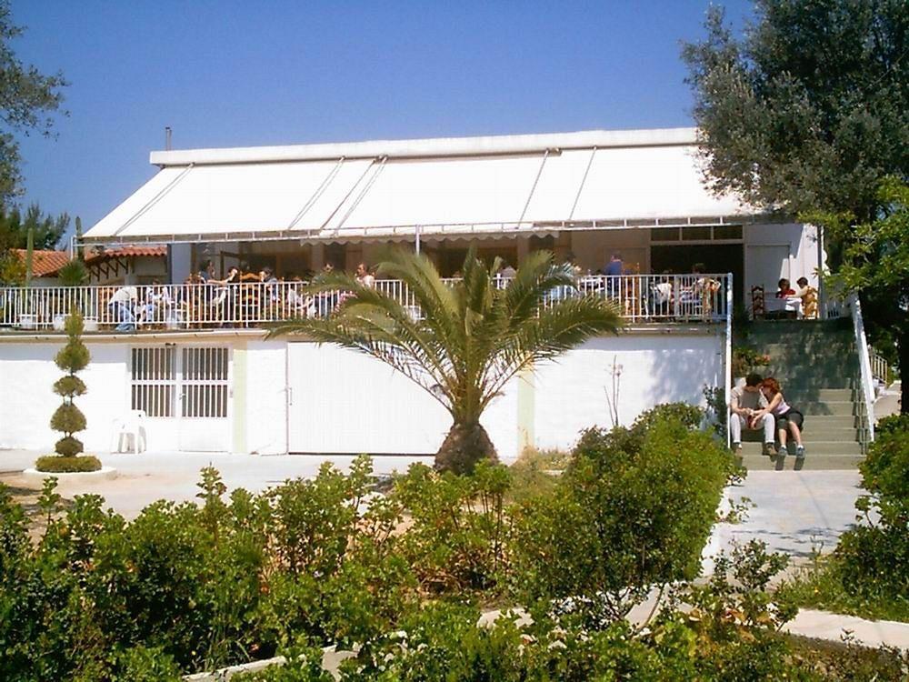 Hotel Petit Village Erétria Extérieur photo