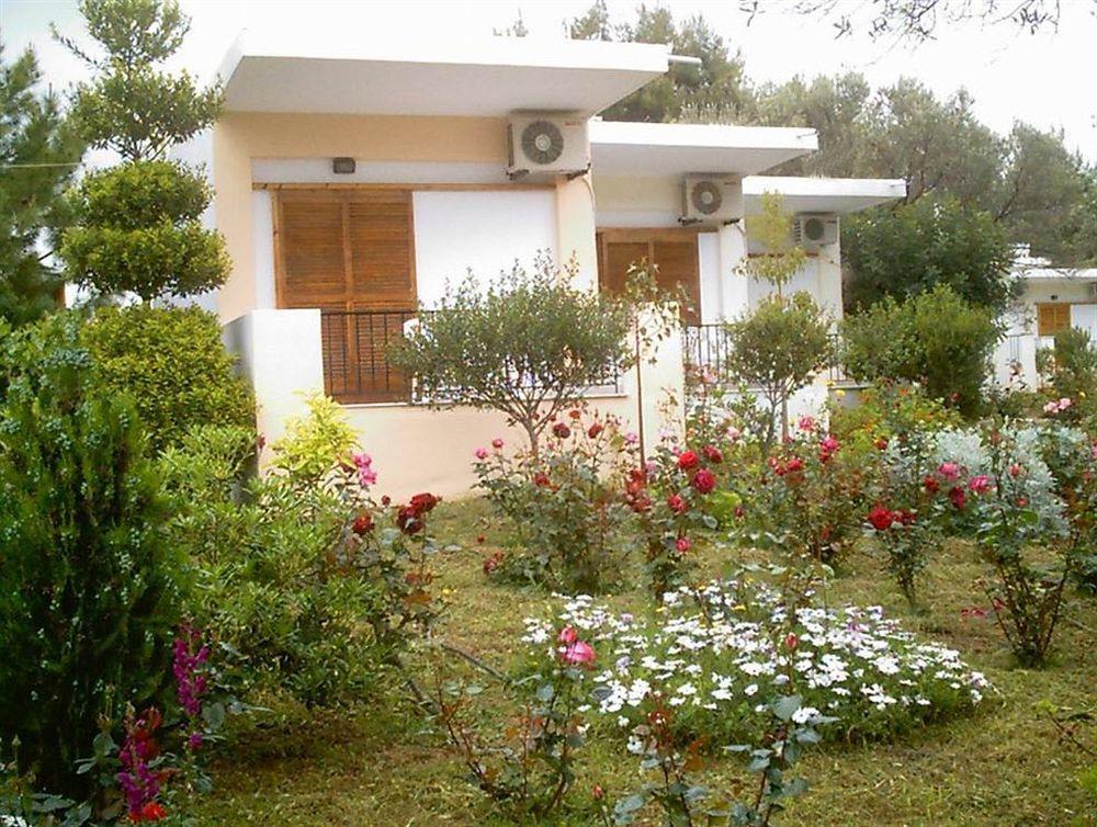 Hotel Petit Village Erétria Extérieur photo