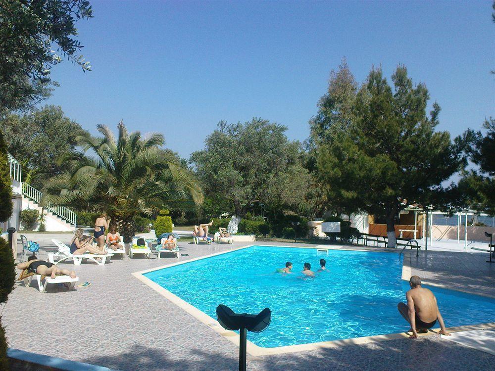Hotel Petit Village Erétria Extérieur photo