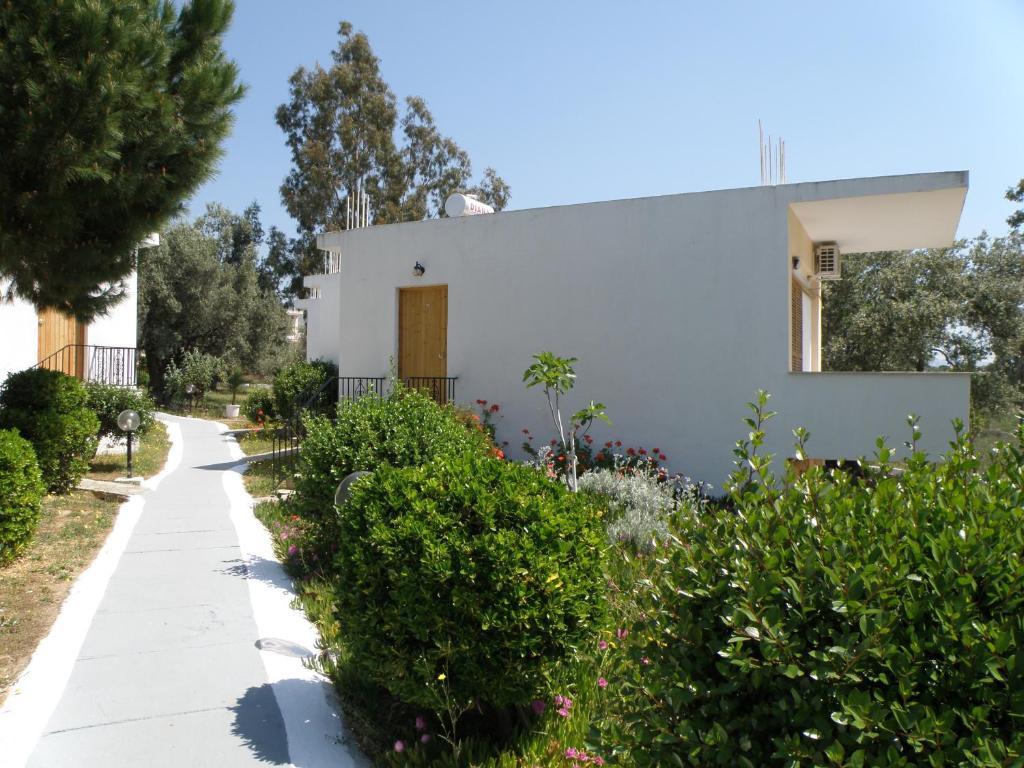 Hotel Petit Village Erétria Extérieur photo